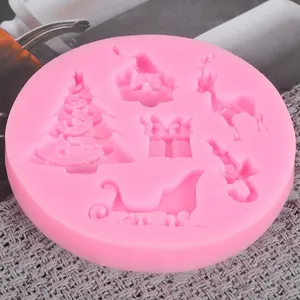 Imagen detallada de un molde de silicona rosa con formas de árbol de Navidad y trineo