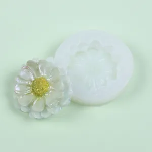 Detailansicht einer Gänseblümchen-Silikonform mit einem schillernden Blumenharzguss