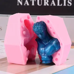Detailansicht einer rosa Silikonform mit einer fertigen blauen klassischen männlichen Büste