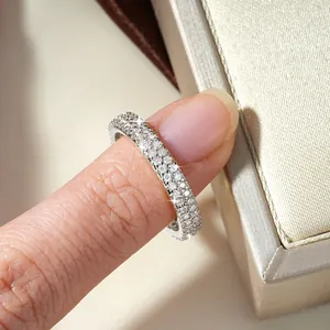 Detaillierte Makroaufnahme eines eleganten Moissanit-Pave-Ewigkeitsrings mit Sternenglanz