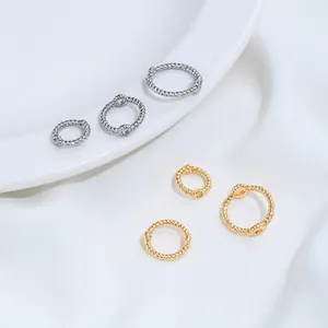 Vue détaillée d'anneaux ronds torsadés en acier inoxydable pour bijoux DIY en or et argent.