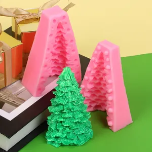 Detaillierte Ansicht der 3D-Weihnachtsbaum-Silikonform-Textur mit fertiger grüner Kerze