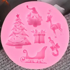 Detalle del molde de silicona rosa con patrones de árbol de Navidad, Papá Noel y un reno.