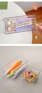 Gros plan d'une boîte de rangement en PET transparent avec des stylos et de la papeterie