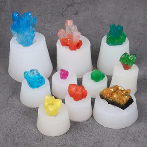 Vue détaillée de divers moules en silicone pour créer des clusters de cristaux et gemmes