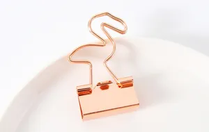 Detailaufnahme der einzigartigen Flamingo-Form dieser roségoldenen Metallklammer