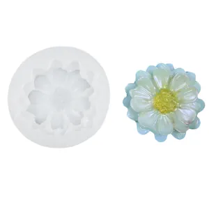 Detaillierter Vergleich von weißer Gänseblümchen-Silikonform und fertiger blauer Harzblume.