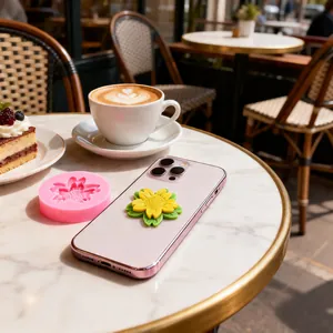 Moule en silicone et détail de fleur de tournesol sur une table de café en marbre