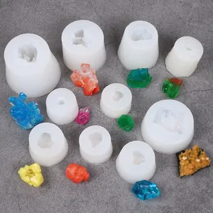 Détail montrant différentes tailles de moules en silicone pour cristaux et pierres précieuses