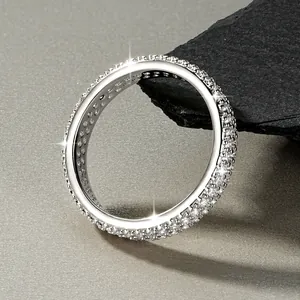 Nahaufnahme eines luxuriösen silbernen Eternity-Rings mit funkelnden Moissanit-Steinen