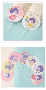 Collezione di mini ventilatori a mano con disegni animati e manici in plastica trasparente