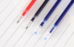 Vue macro de recharges de stylo à bille de 0,5 mm en noir, rouge et bleu pour le bureau.