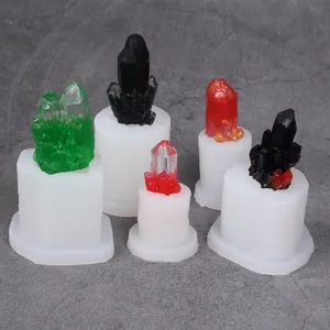 Vue détaillée de divers moules en silicone pour cristaux avec produits finis en résine.