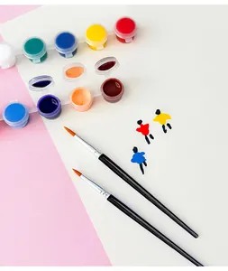 Vista dettagliata del set di colori acrilici con due pennelli su carta bianca lucida