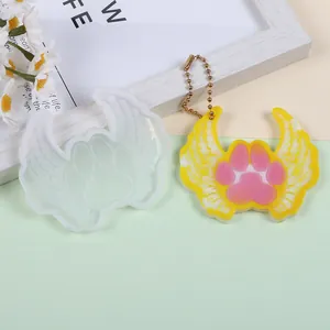 Detalle del molde de silicona de pata de gato alada con llavero de resina terminado
