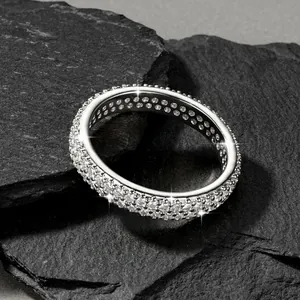 Makro-Detail eines Moissanit-Eternity-Rings auf dunklem Schiefer