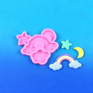 Vista dettagliata dello stampo in silicone con forme di arcobaleno e stelle