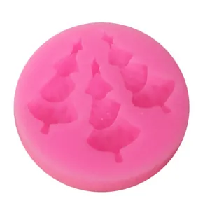 Primer plano del molde de silicona rosa con motivos de árboles para decorar pasteles