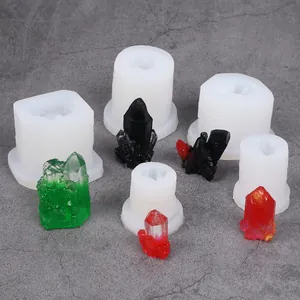 Vue détaillée de moules en silicone de grappes de cristal DIY avec échantillons en résine