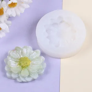 Detailansicht einer Gänseblümchen-Silikonform und eines fertigen Blumen-Handwerksstücks.