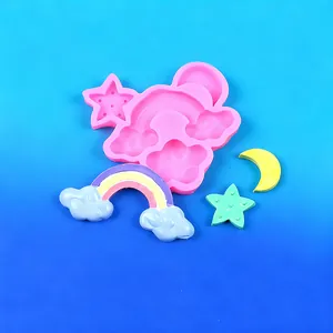 Dettaglio dello stampo in silicone con arcobaleno, stella e luna con i pezzi finiti