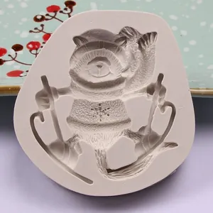 Vista detallada de un molde de silicona blanco con forma de oso para decoraciones.