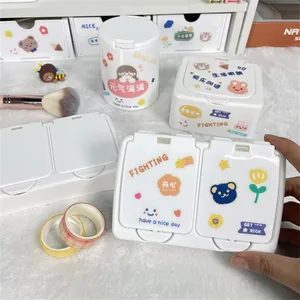 Détail de divers modèles de boîtes de rangement mignonnes avec autocollants de dessin animé