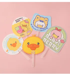 Mostra di cinque ventagli colorati a cartoni animati con manici in plastica trasparente