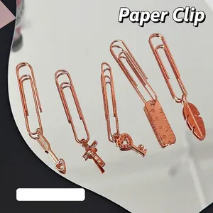 Juego de elegantes clips de metal oro rosa con dijes únicos de flecha, llave y pluma