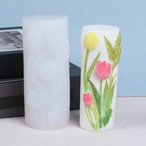 Detaillierte Tulpen-Silikonform neben einer handgefertigten Aroma-Kerze im Relief-Stil