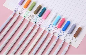 Primer plano de 12 rotuladores metálicos con puntas de colores y corazones dibujados