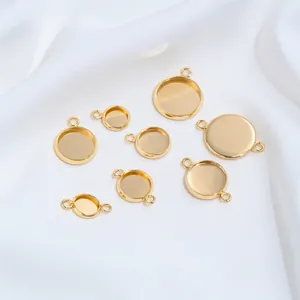 Λεπτομερής όψη χρυσών στρογγυλών βάσεων από ανοξείδωτο ατσάλι για DIY κοσμήματα.