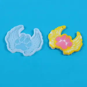 Detalle de primer plano de un molde de silicona de pata de gato con alas de ángel