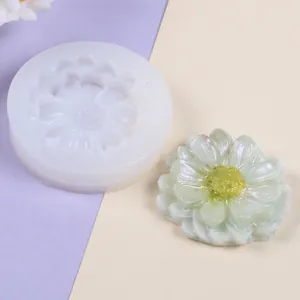 Detailaufnahme einer 3D-Gänseblümchen-Silikonform mit einem grünen Kunstharz-Blümchen