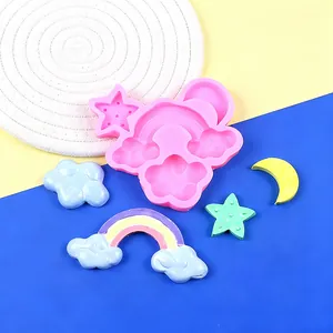 Primo piano di stampo in silicone arcobaleno e stelle con decorazioni fatte a mano
