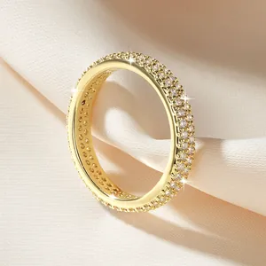 Elegante Makroansicht eines 14-Karat goldgefüllten Eternity-Rings mit Moissanit-Steinen