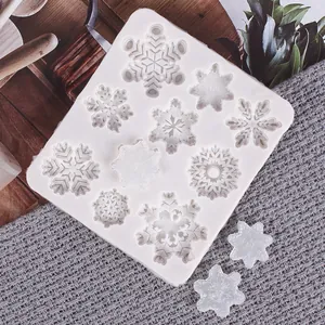 Detalle de varios patrones de copos de nieve en un molde de silicona para repostería DIY