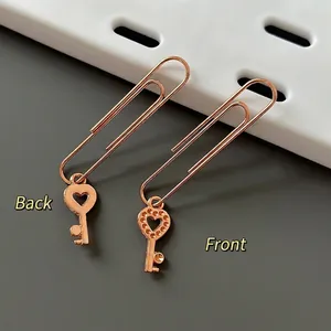Clips de metal de oro rosa elegantes con colgantes de llave de corazón para marcadores