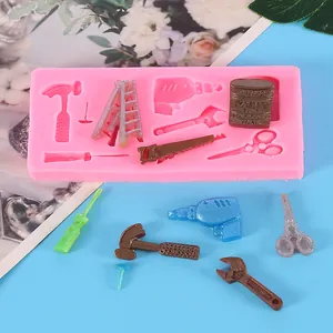 Vue détaillée du moule en silicone pour outils de bricolage : marteau, scie et clé