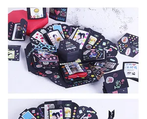 Vista detallada de caja de regalo explosiva de corazón DIY con fotos y pegatinas