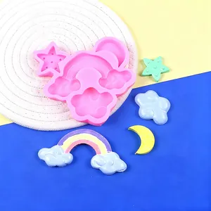 Vista dettagliata dello stampo in silicone con forme a arcobaleno e nuvole in resina