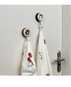 Vue détaillée de crochets muraux ours mignons tenant des serviettes cerises sur porte