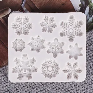 Detalle del molde de silicona blanca con nueve patrones de copos de nieve para manualidades