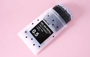Détail d'un lot de 100 recharges d'encre gel noire 0,5 mm dans un sachet zippé