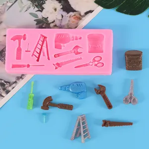 Moule en silicone formes d'outils pour décoration de gâteaux en chocolat et fondant.