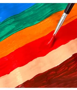 Dettaglio ravvicinato di pennellate di vernice acrilica a 6 colori con pennello in azione
