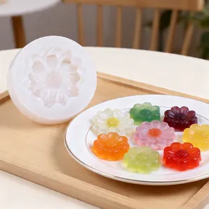 Detailansicht der Silikonform Gänseblümchen mit bunten Blumen-Gelees auf einem weißen Teller
