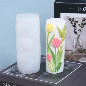 Detailansicht der Silikonform für Tulpen-Relief neben einer fertigen handbemalten Kerze