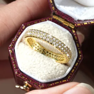Luxuriöser 14k vergoldeter Moissanit-Ewigkeitsring in einer roten Vintage-Box.
