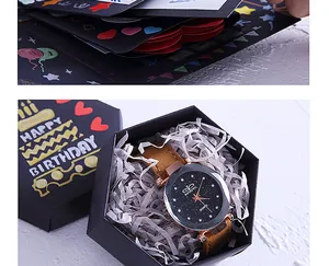 Detalle de una caja de regalo negra hexagonal con un reloj en el interior para regalos sorpresa